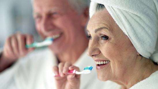 Zahnprothese reinigen: Tipps